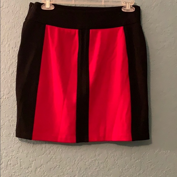 Cache size 2 Black and Red short skirt - Picture 4 of 5